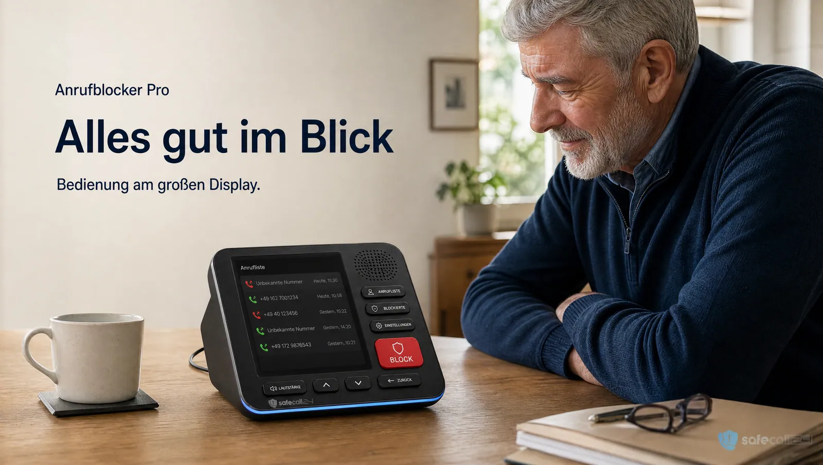 Symbolbild: Anrufblocker Pro mit großem Touchscreen neben dem Festnetztelefon