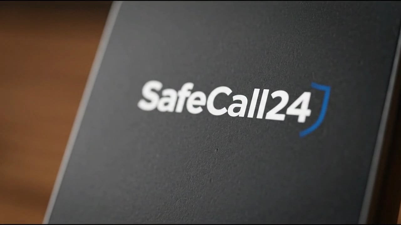 Der SafeCall24 Anruf Blocker Pro mit Display in Nahaufnahme